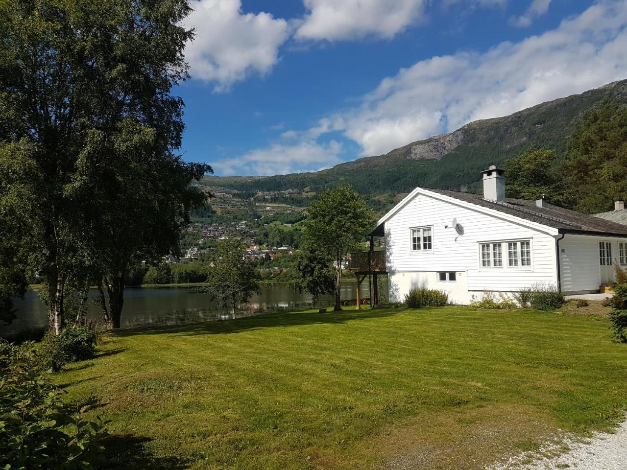 At The Lakeside - Villa Skulestadmo Exterior photo